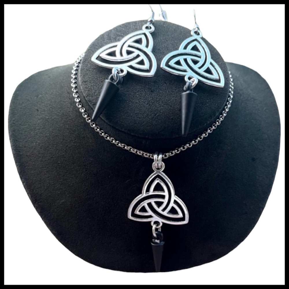 Set Triangles Celtic knot with black spikes (necklace & matching earrings )